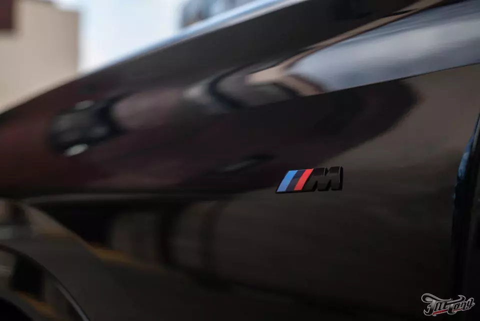 BMW X6. Оклейка кузова в антигравийную полиуретановую плёнку, полный антихром, окрас решетки радиатора с сохранением подсветки, окрас дисков с проточкой.